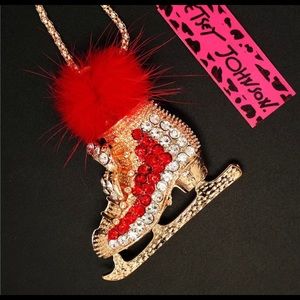 Betsey Johnson Villi Poof - ❄️☃️❄️ Winter Holiday